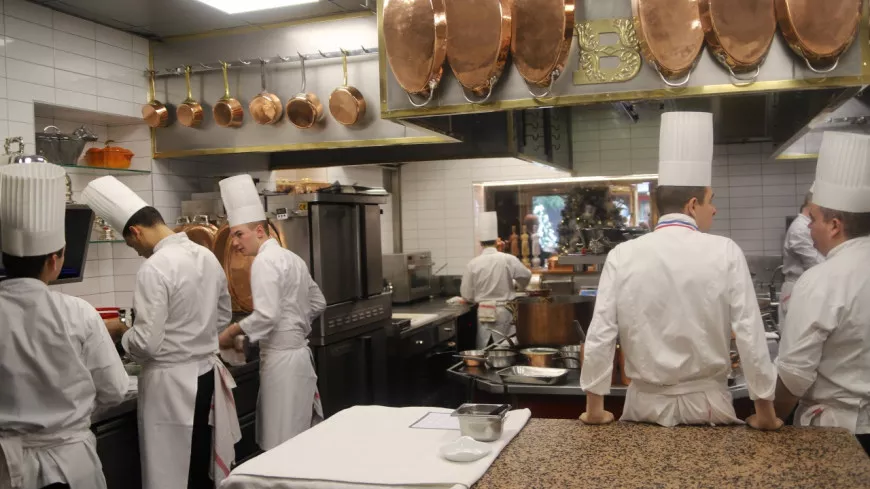 Les Toques Blanches lyonnaises organisent un dîner aux chandelles pour dénoncer le coût de l’énergie